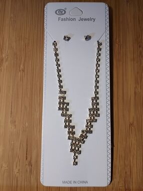 Fashion Jewelry Gold and Clear Crystal V-Shape Necklace with Stud Earrings